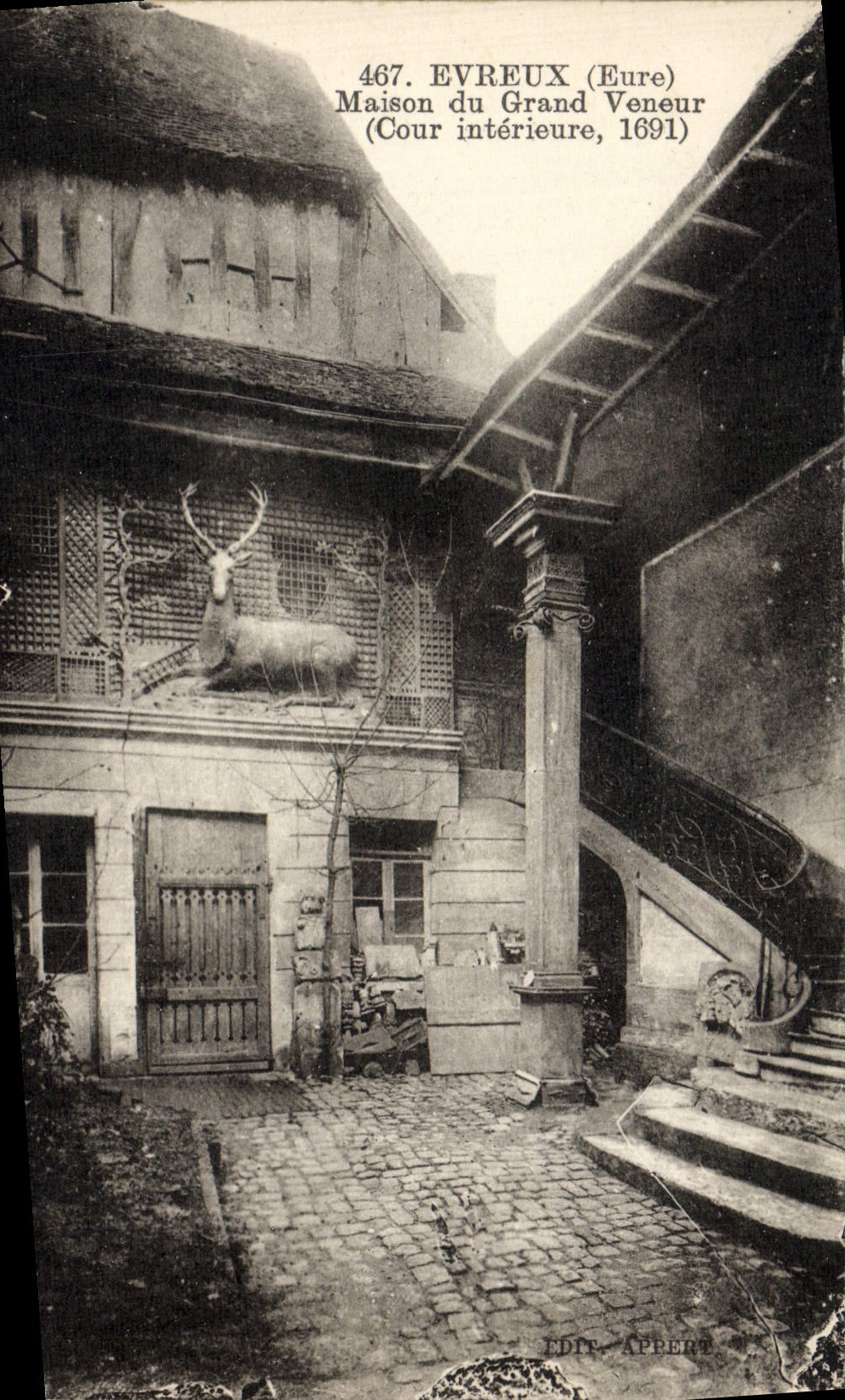 Evreux (Eure) — Maison du Grand Veneur (Cour intérieure, 1691) — Édit. Appert