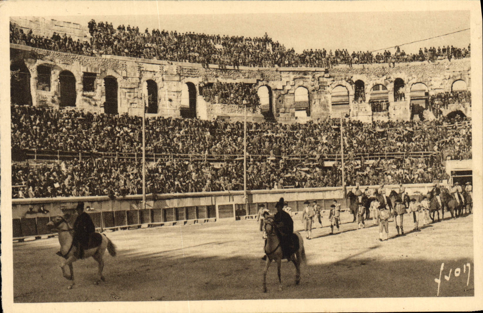 CPA Corrida Course de taureaux Nimes Les arenes un jour de corrida Le Paseo 