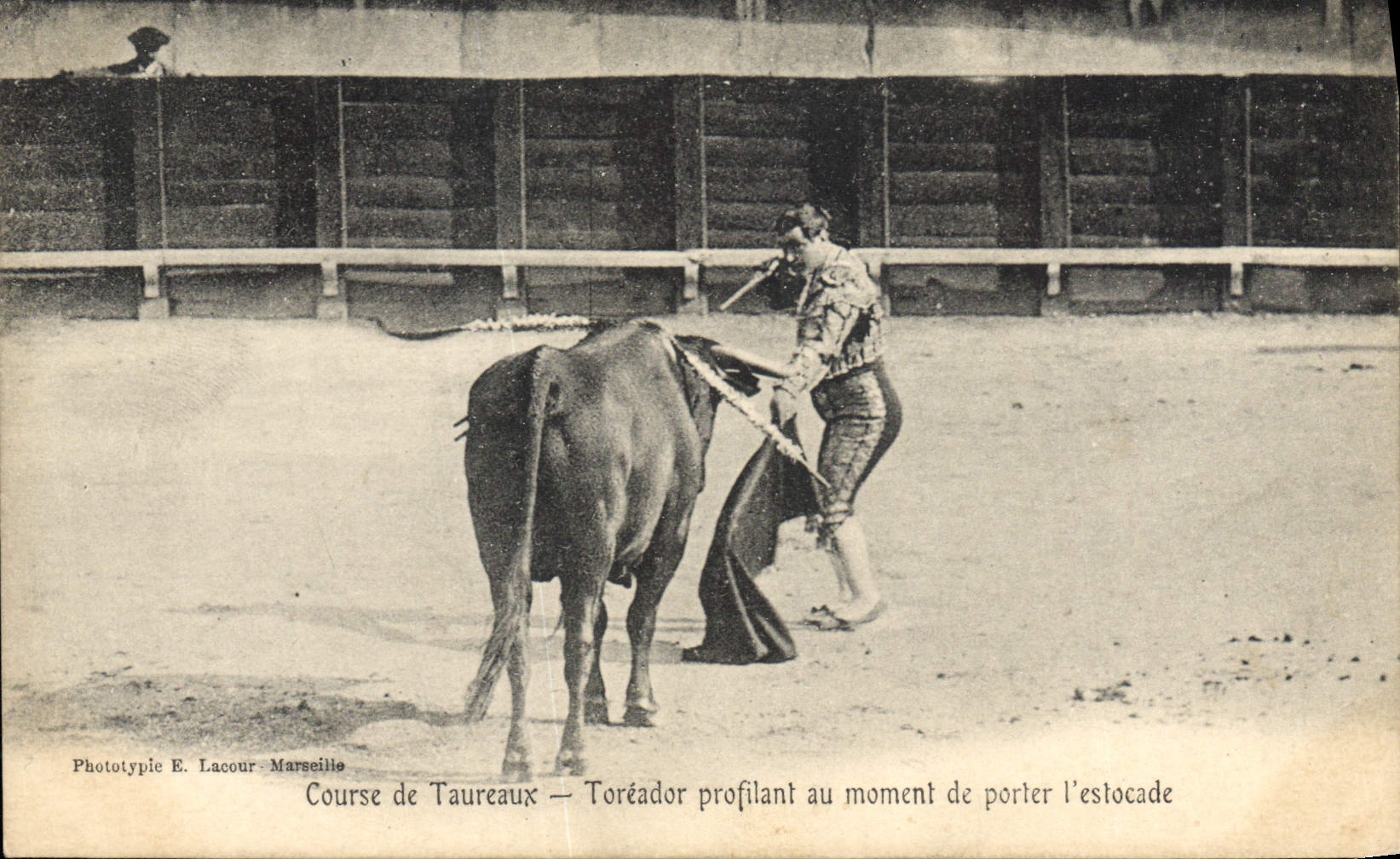 Course de Taureaux — Toréador profilant au moment de porter l'estocade — Phototypie E. Lacour - Marseille