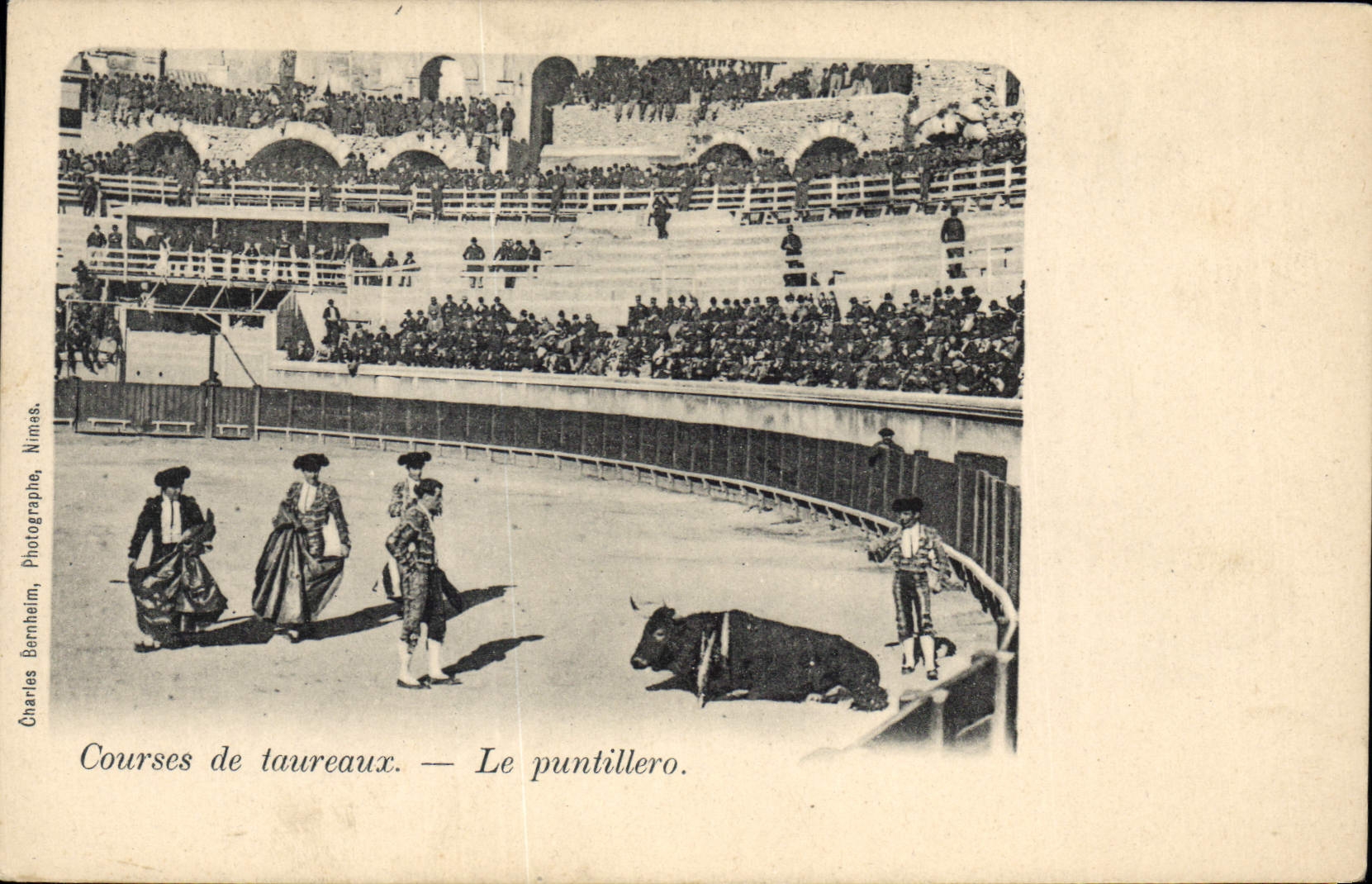 Courses de taureaux — Le puntillero — Charles Bernheim, Photographe, Nîmes