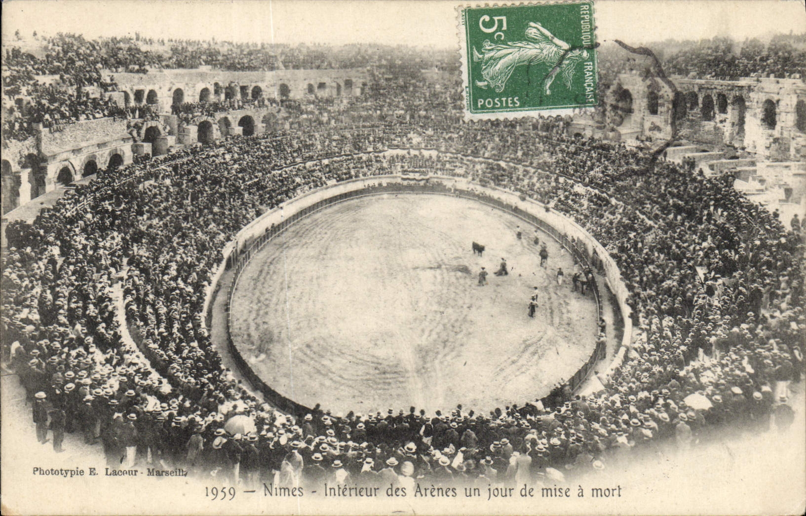 Nîmes — Intérieur des Arènes un jour de mise à mort — Phototypie E. Lacour - Marseille