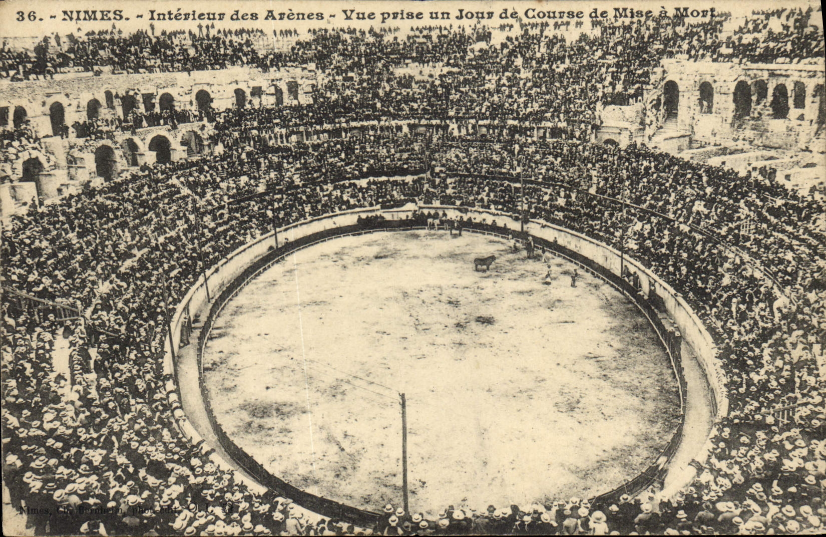 Nîmes - Intérieur des Arènes - Vue prise un Jour de Course de Mise à Mort