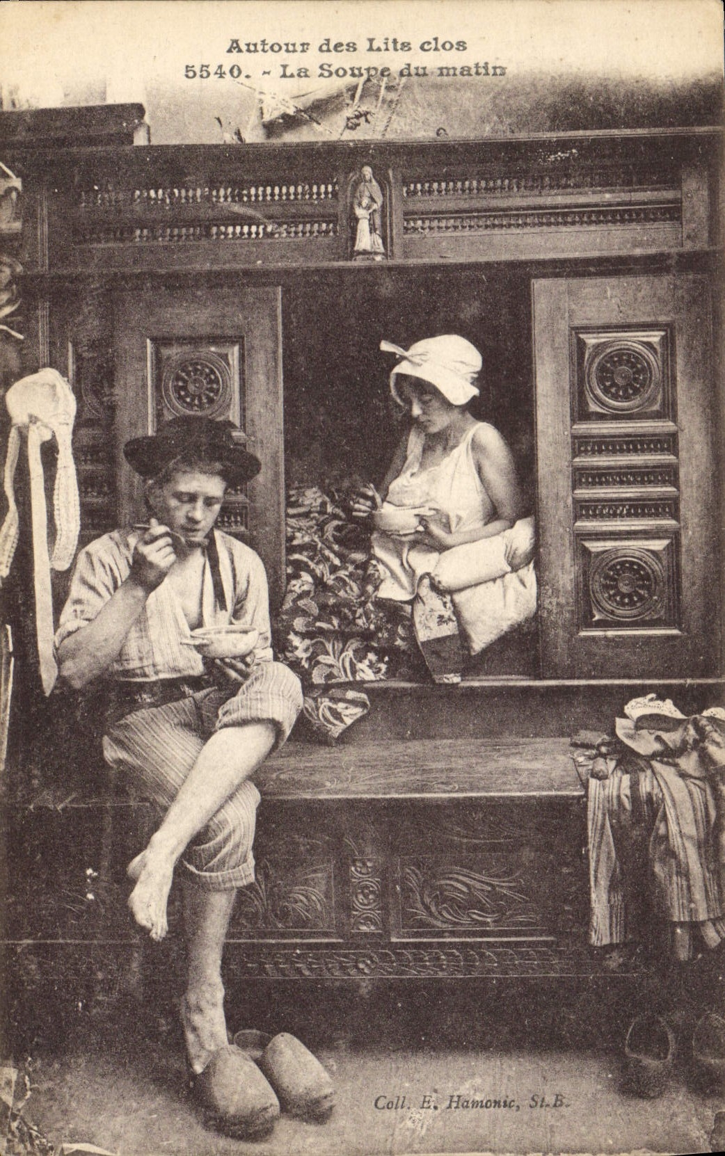 CPA Folklore Lits clos La soupe du matin 