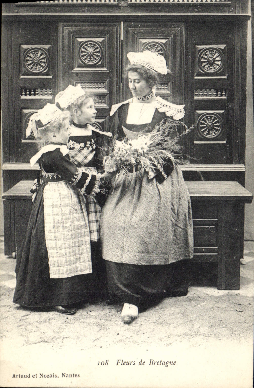 CPA Folklore Lits clos Fleurs de Bretagne 