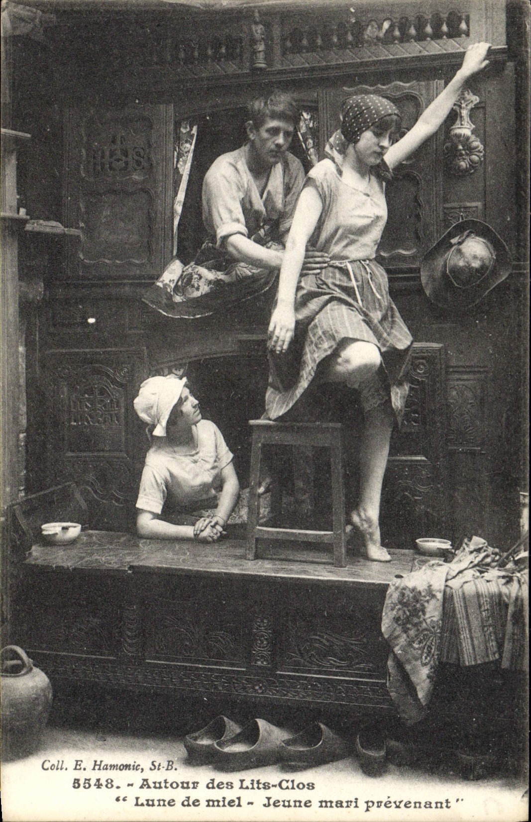 CPA Folklore Lits clos Lune de miel Jeune mari prevenant 