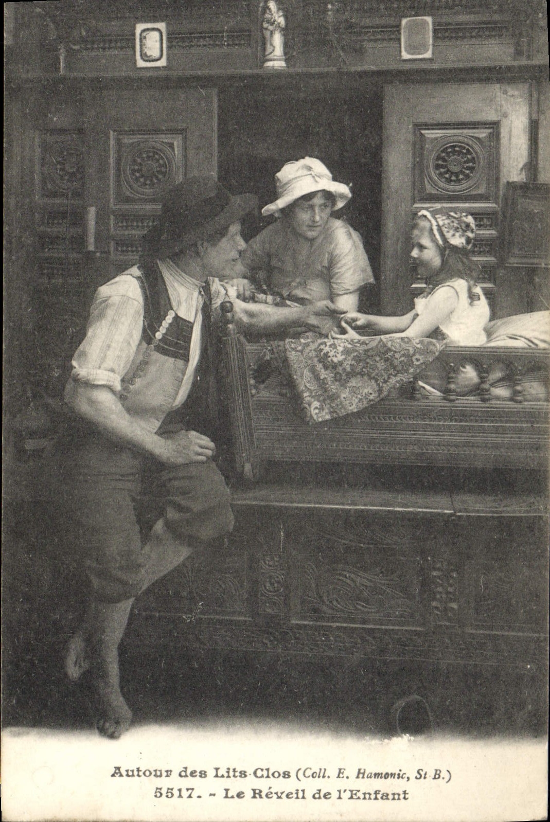 CPA Folklore Lits clos Le reveil de l'enfant 
