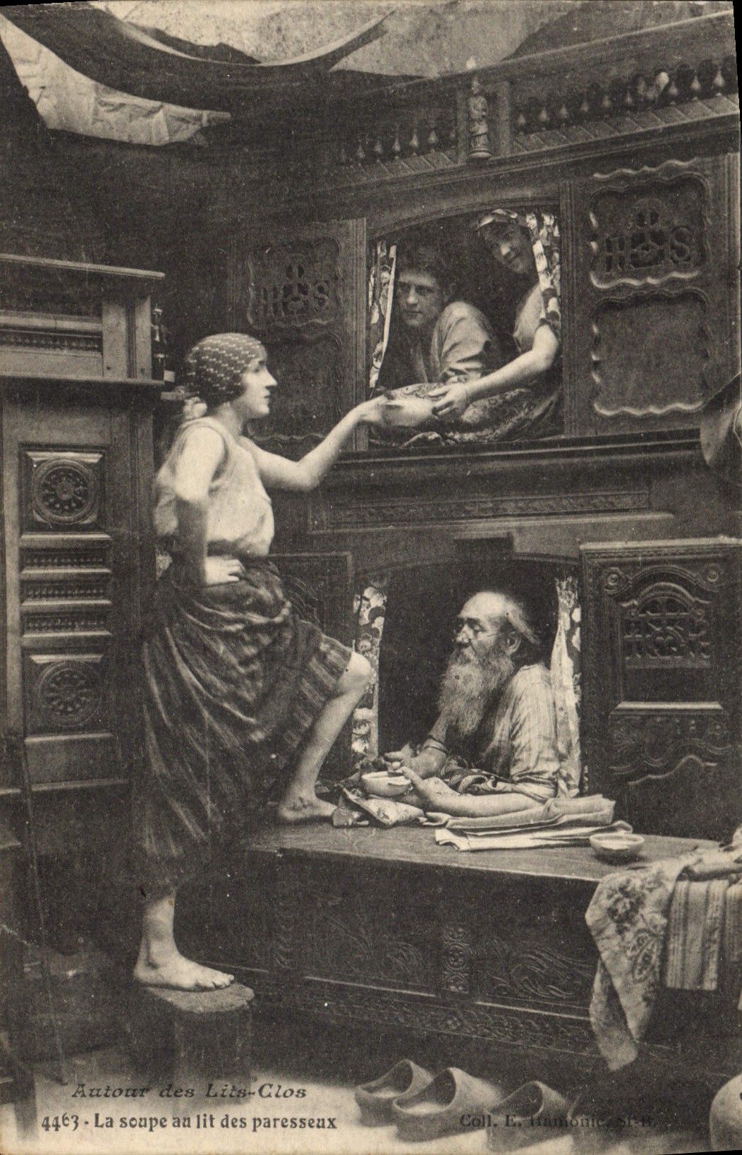 CPA Folklore Lits clos La soupe au lit des paresseux 
