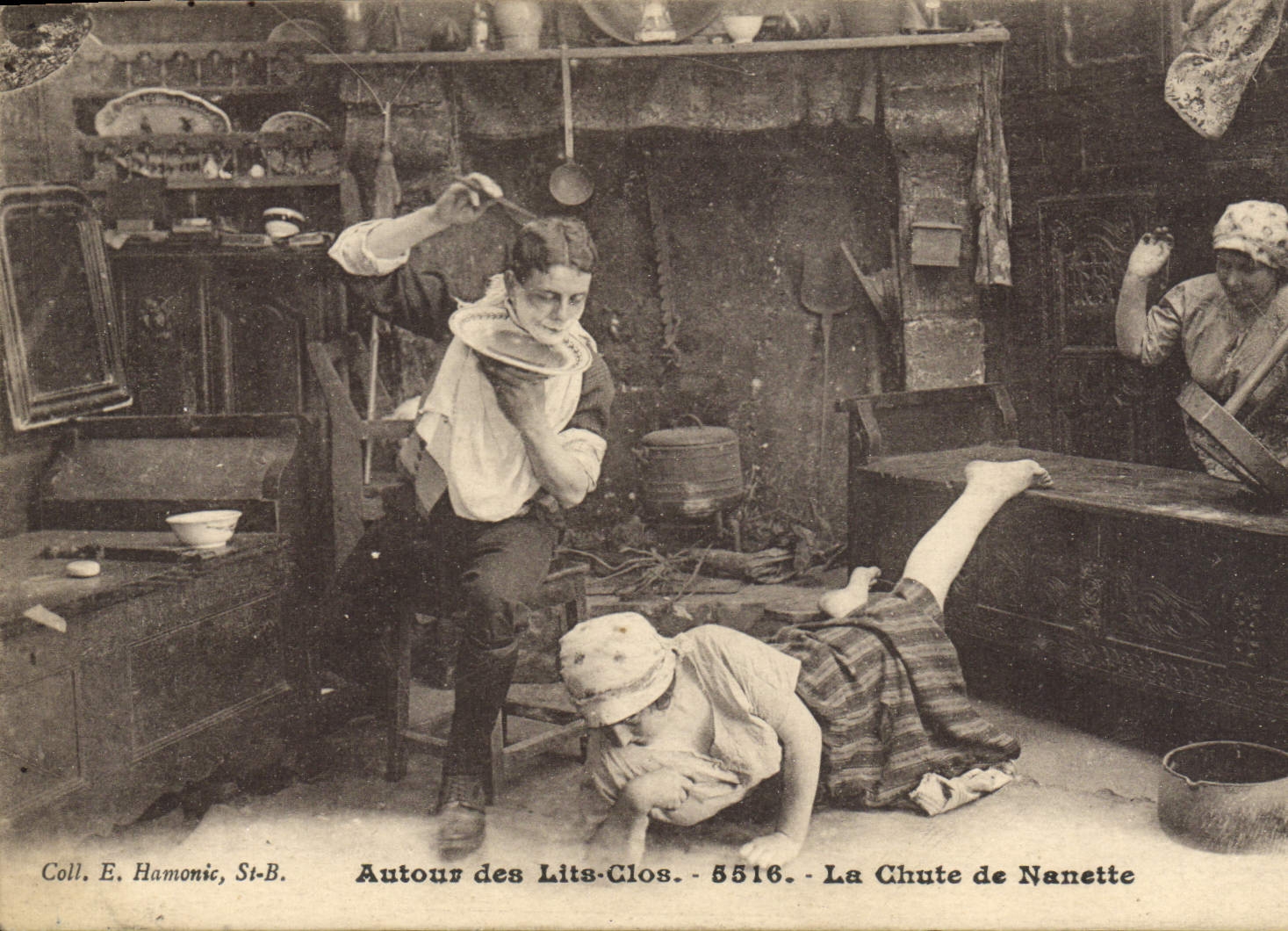 CPA Folklore Lits clos La chute de Nanette 