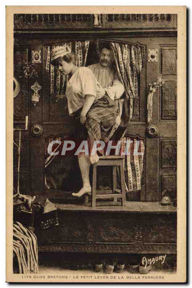 CPA Folklore Lits clos Le petit lever de la belle fermiere 