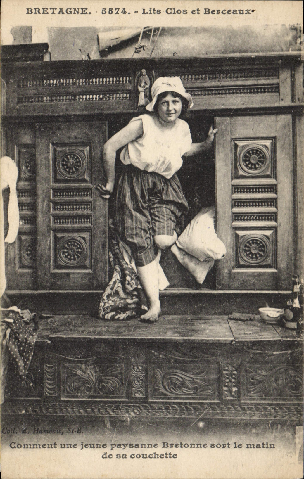 CPA Folklore Lits clos Comment une jeune paysanne Bretonne sort le matin de sa couchette 