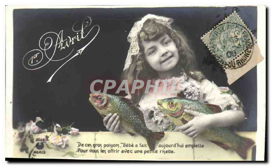 Fille tenant deux poissons — 3029 MARIS — éditeur MARIS