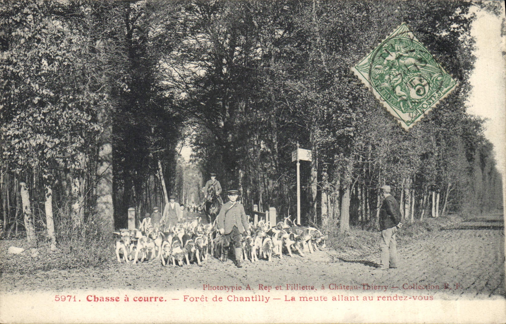Chasse à courre — Forêt de Chantilly — La meute allant au rendez-vous — Phototypie A. Rep et Filliette, à Château-Thierry