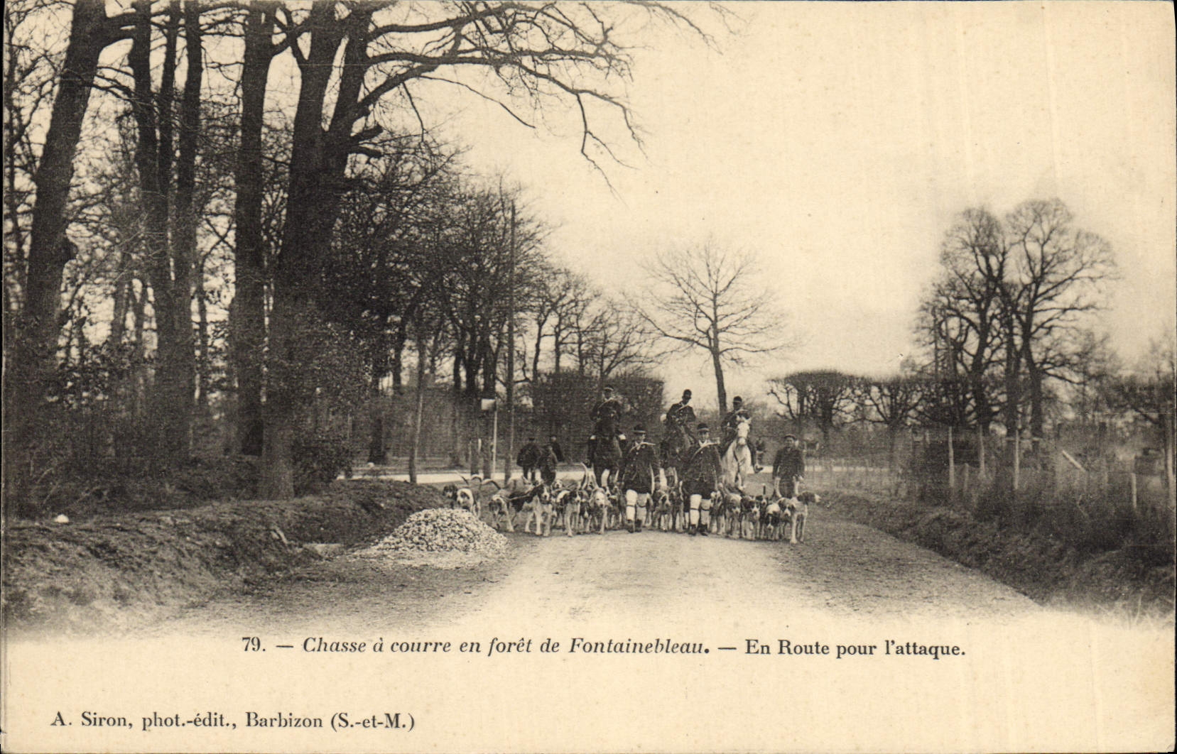 Chasse à courre en forêt de Fontainebleau — En Route pour l'attaque — A. Siron, phot.-édit., Barbizon (S.-et-M.)