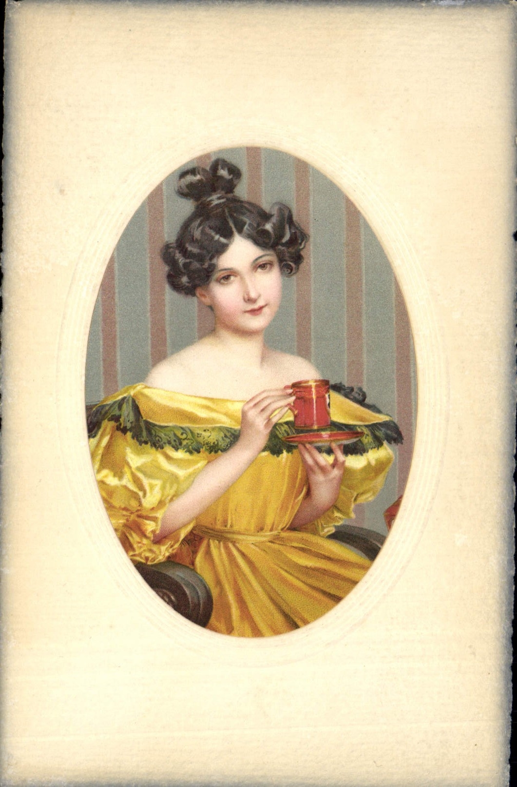 Jeune femme en robe jaune — tenant une tasse rouge — carte postale