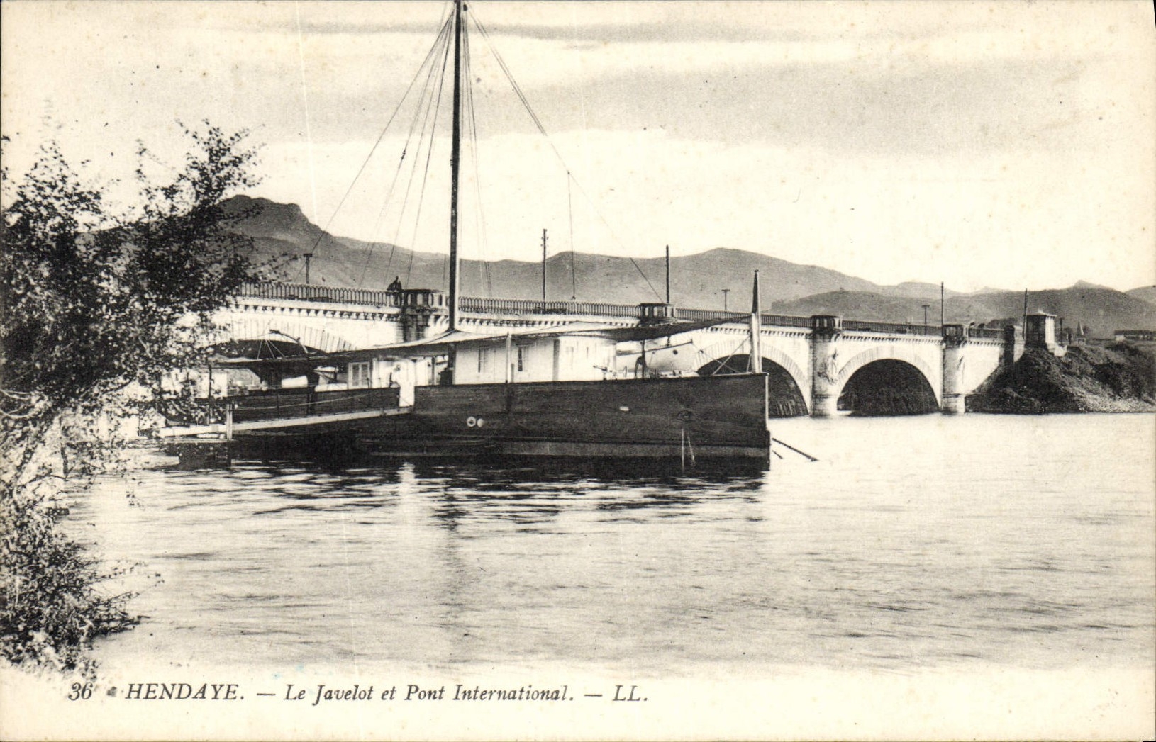 CPA Pierre Loti Hendaye Le javleot et pont international Bateau 