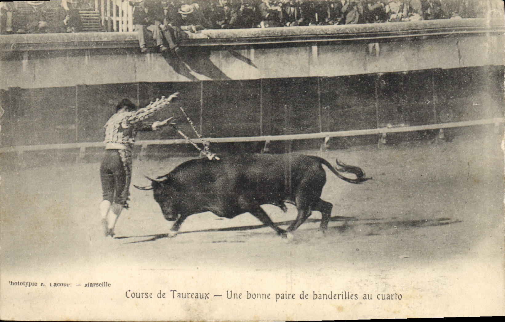 CPA Corrida Course de taureaux Une bonne paire de banderilles au cuarto 