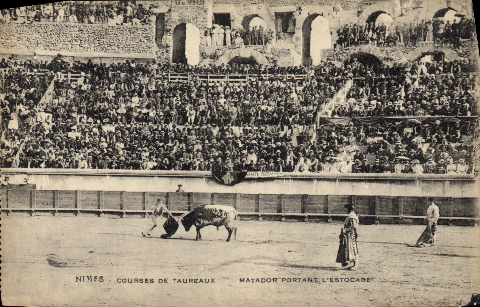 Nîmes - Courses de taureaux - Matador portant l'estocade