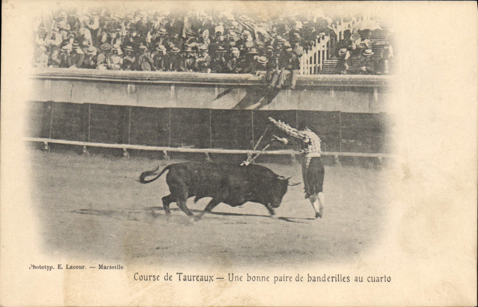 Course de Taureaux — Une bonne paire de banderilles au cuarto — Phototyp. E. Lacour — Marseille