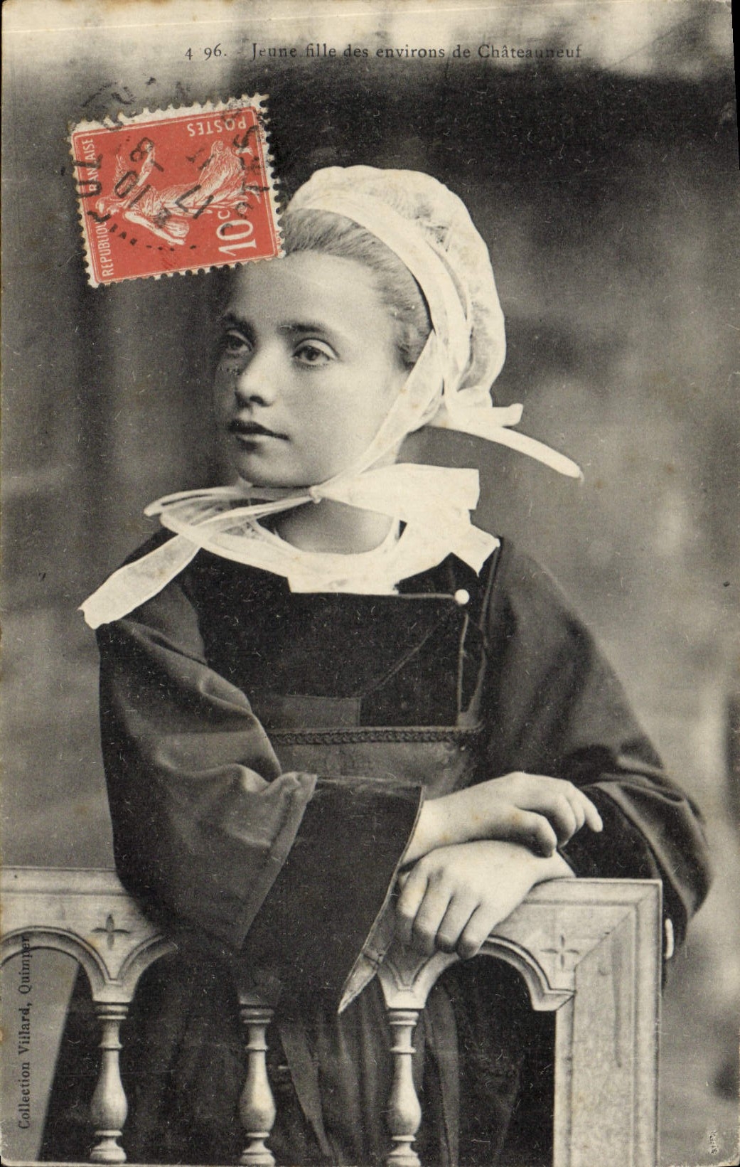 CPA Folklore Jeune fille des environs de Chateauneuf