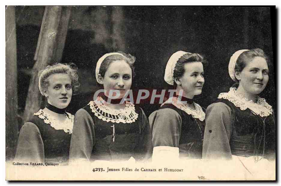 CPA Folklore Jeunes filles de Carhaix et Huelgoat