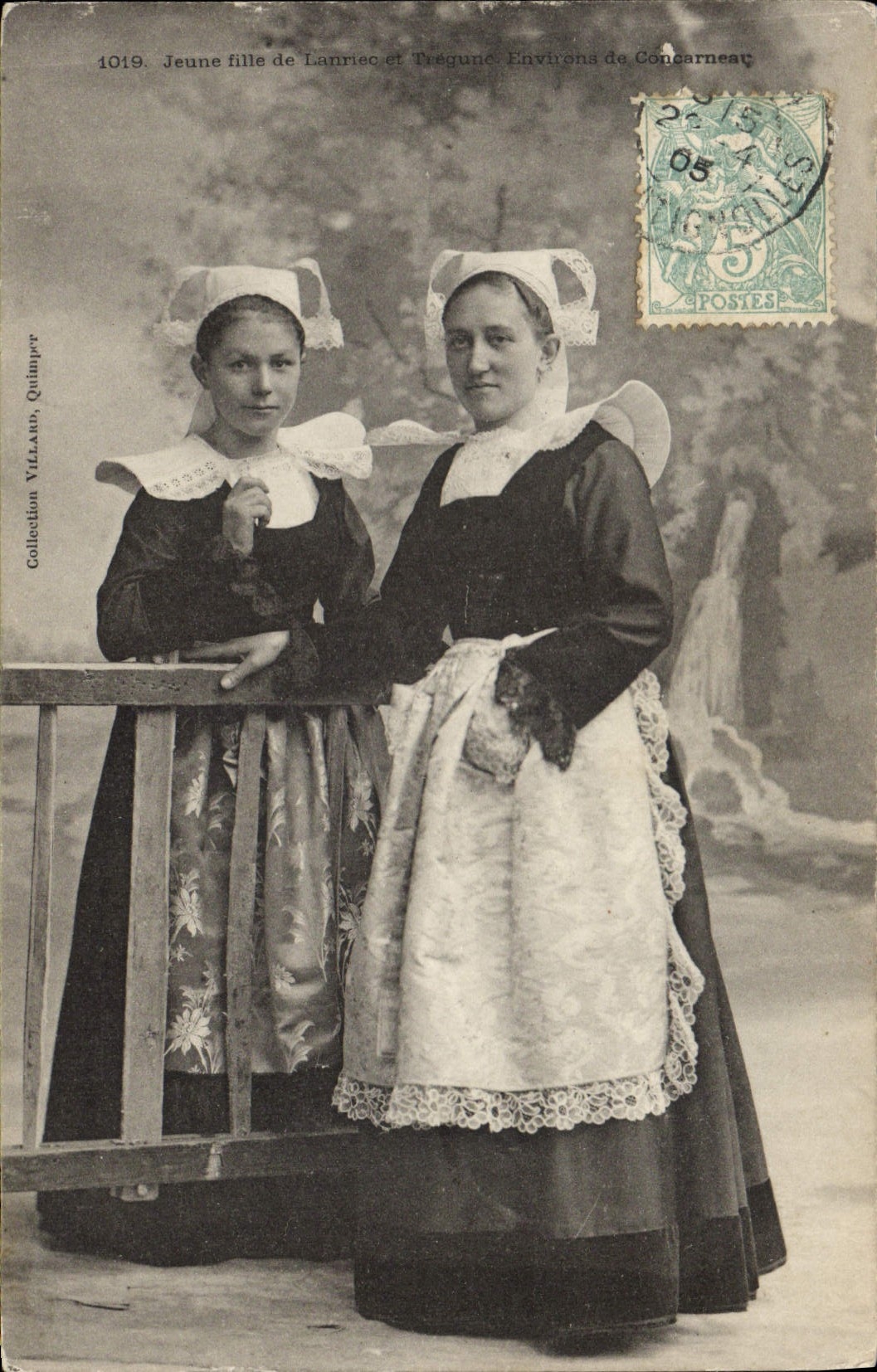 CPA Folklore Jeune fille de Lanriec et Tregunc Environs de Concarneau