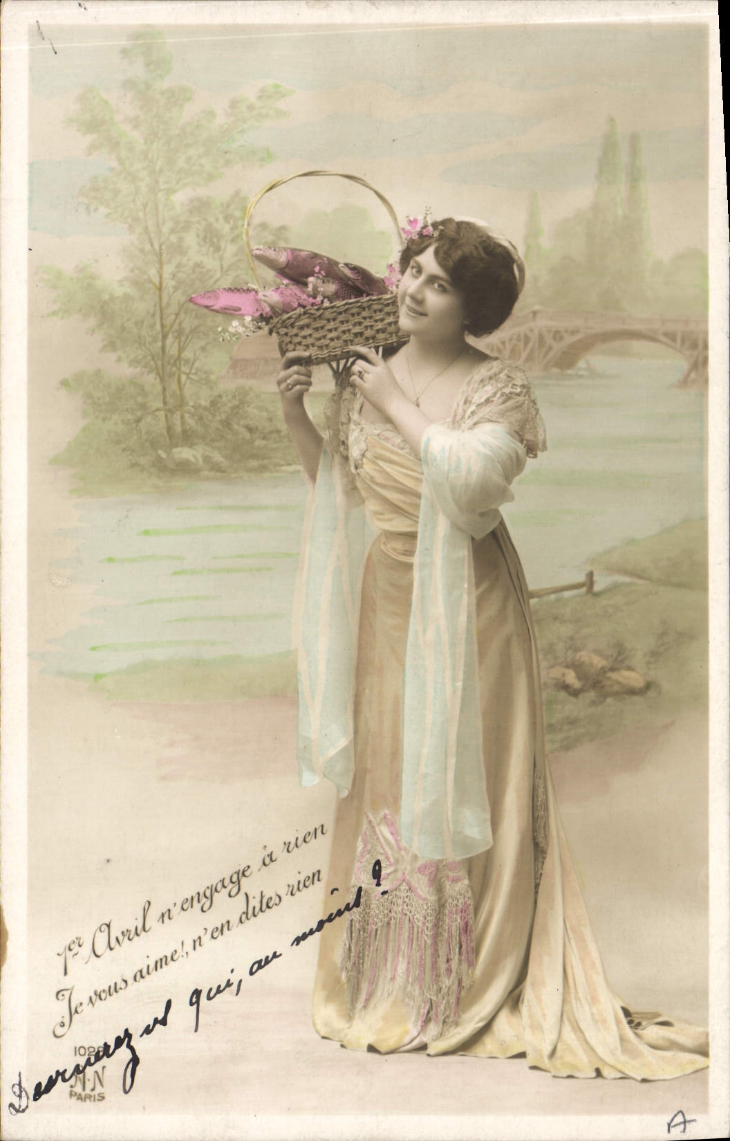CPA Fantaisie Paques Poisson Femme 
