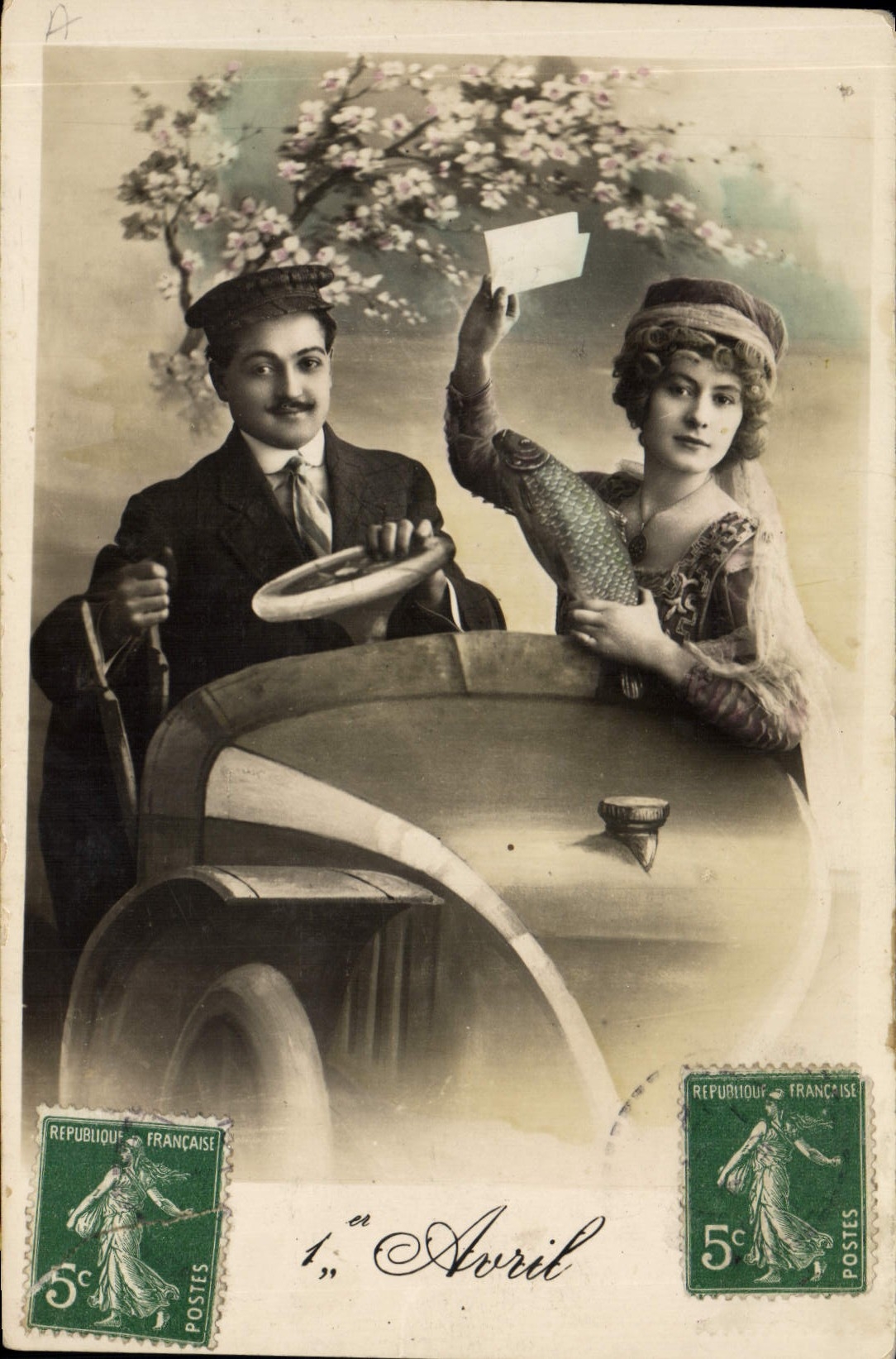 CPA Fantaisie Paques Poisson Femme Automobile