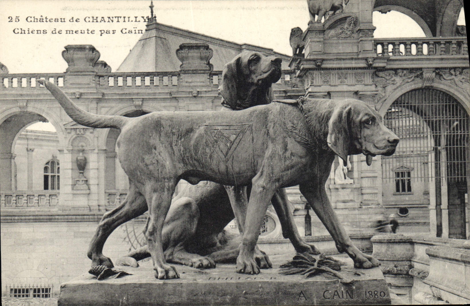Château de Chantilly — Statues de chiens de chasse par A. Cain — Éditeur A. Cain, n°25