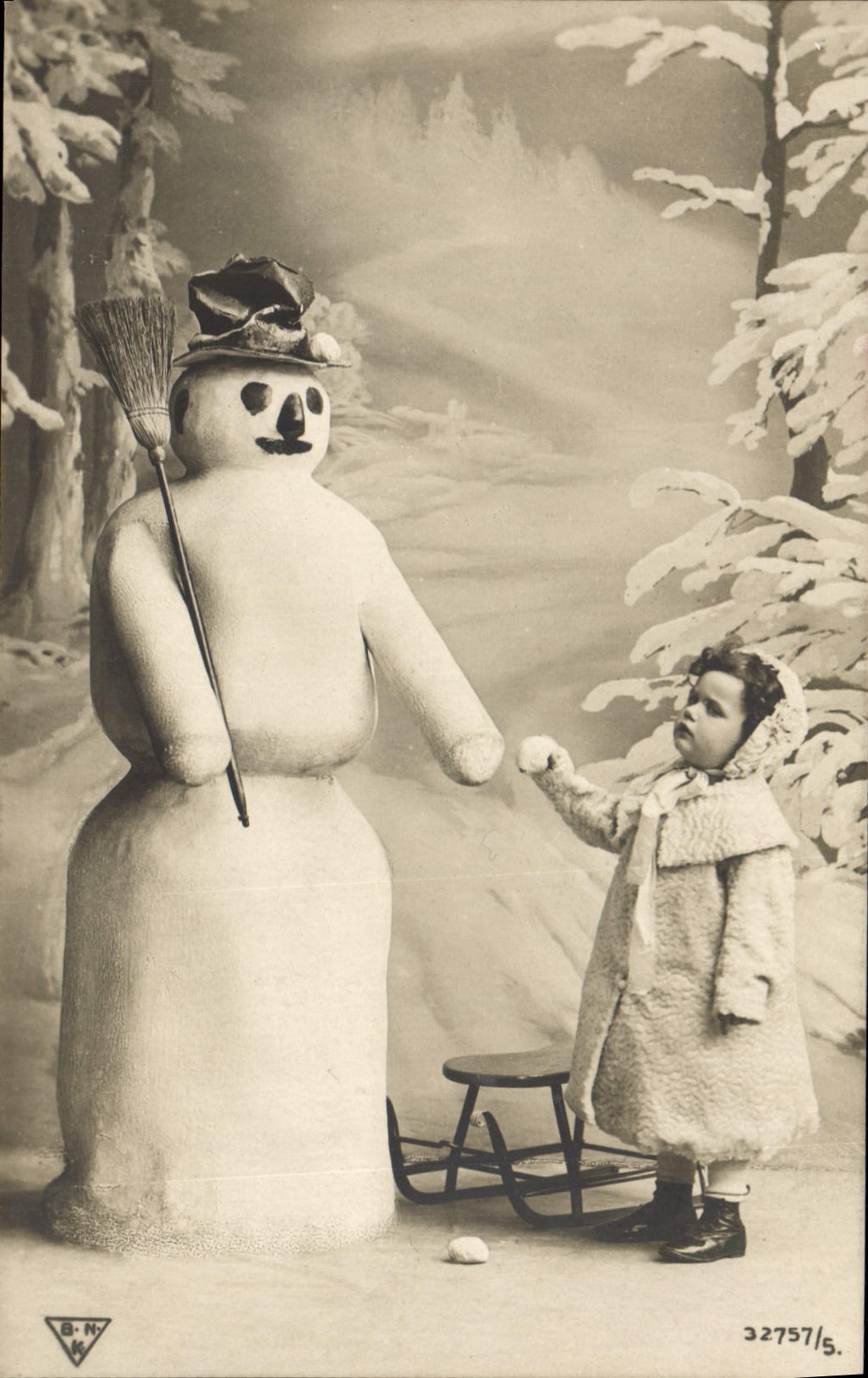 CPA Fantaisie Bonhomme de neige Enfant 