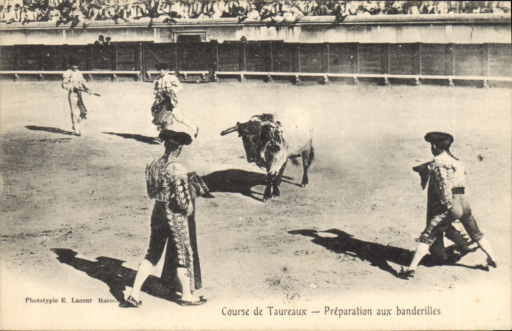 Course de Taureaux — Préparation aux banderilles — Phototypie E. Lacour Marsen