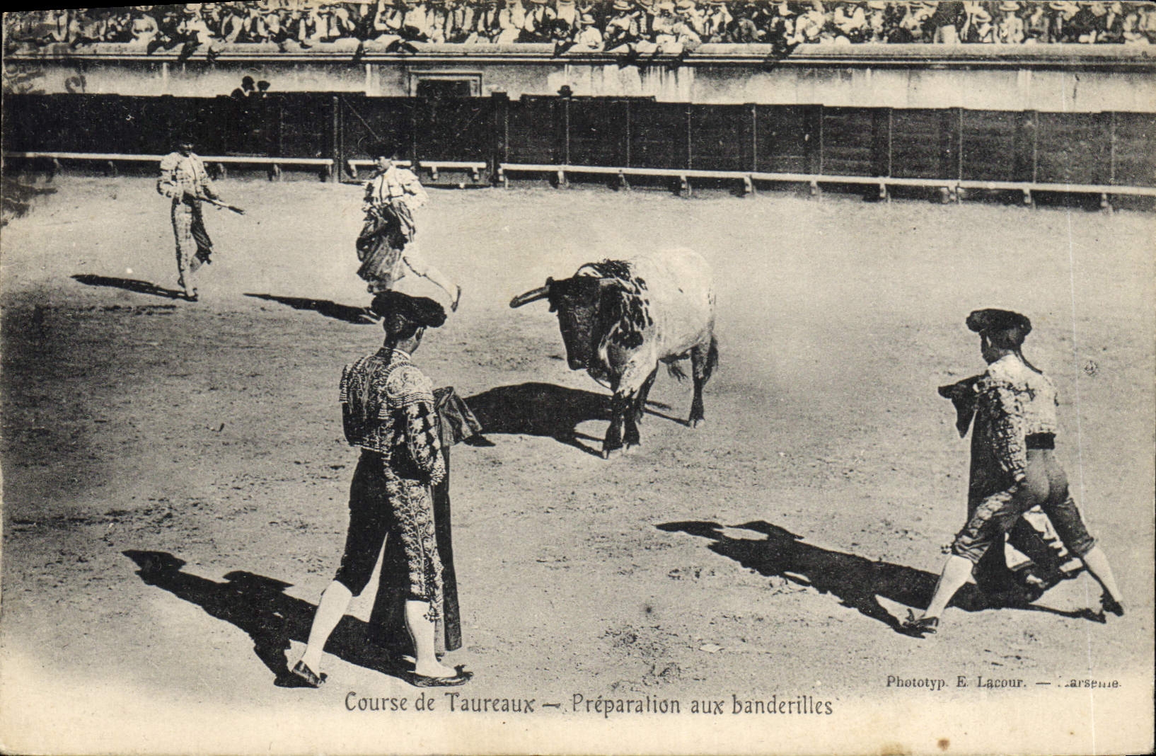 Course de Taureaux — Préparation aux banderilles — Phototyp. E. Lacour — Arsenie