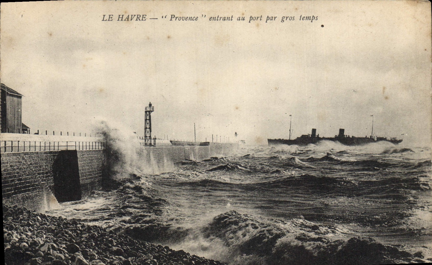 Le Havre — « Provence » entrant au port par gros temps