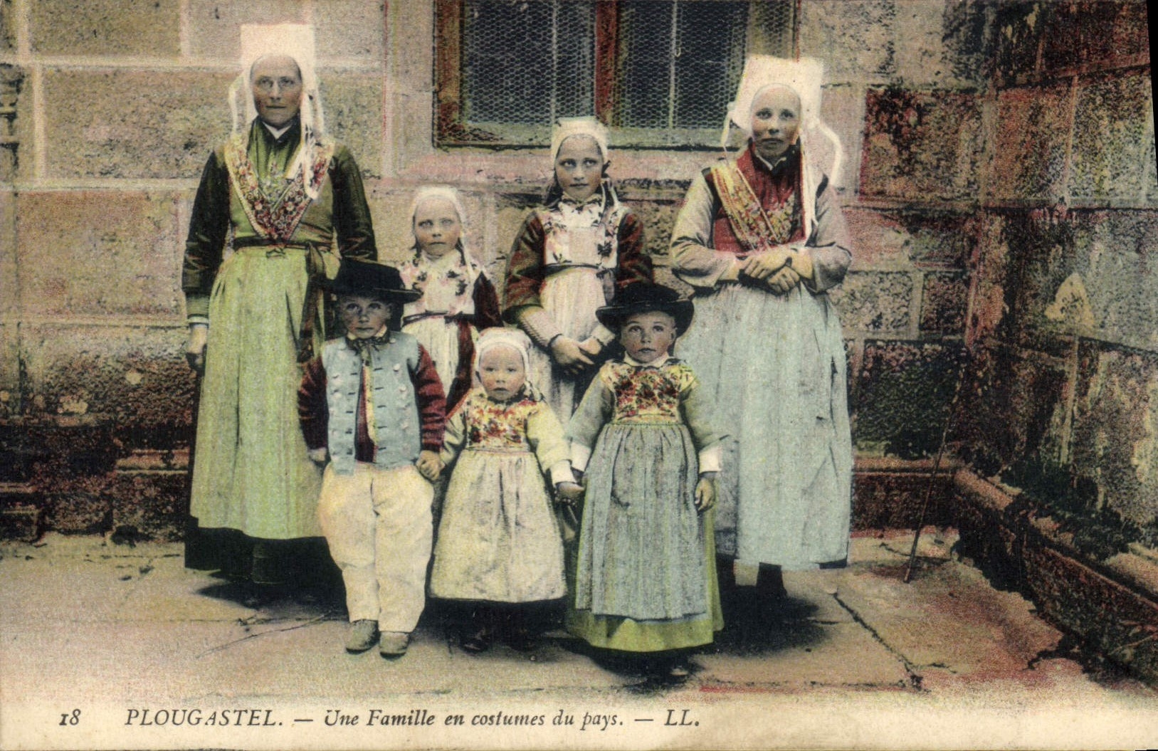 CPA Folklore Plougastel Une famille en costumes de pays 