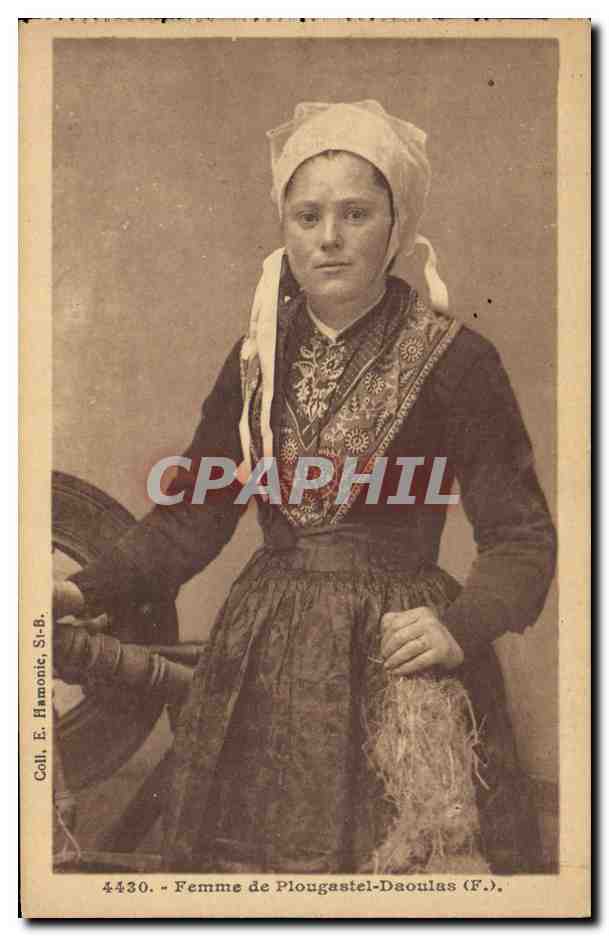 CPA Folklore Femme de Plougastel Daoulas 