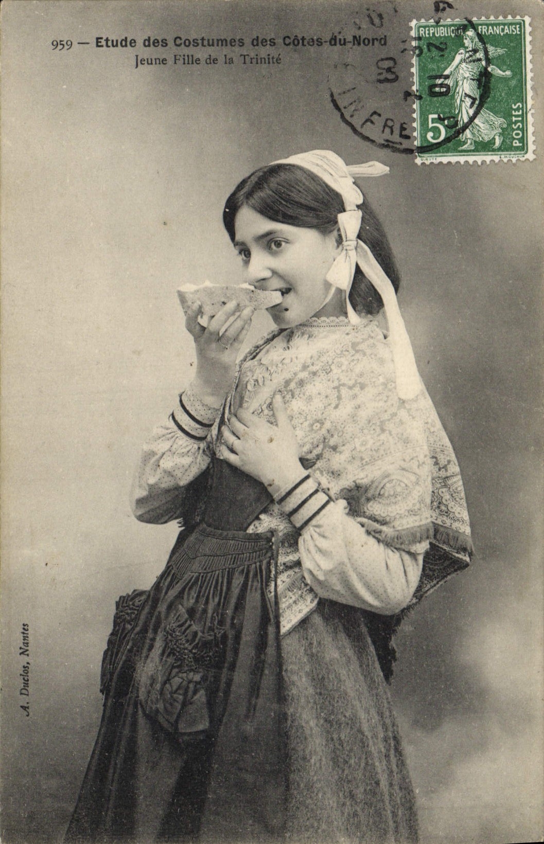 CPA Folklore Jeune fille de la Trinite 