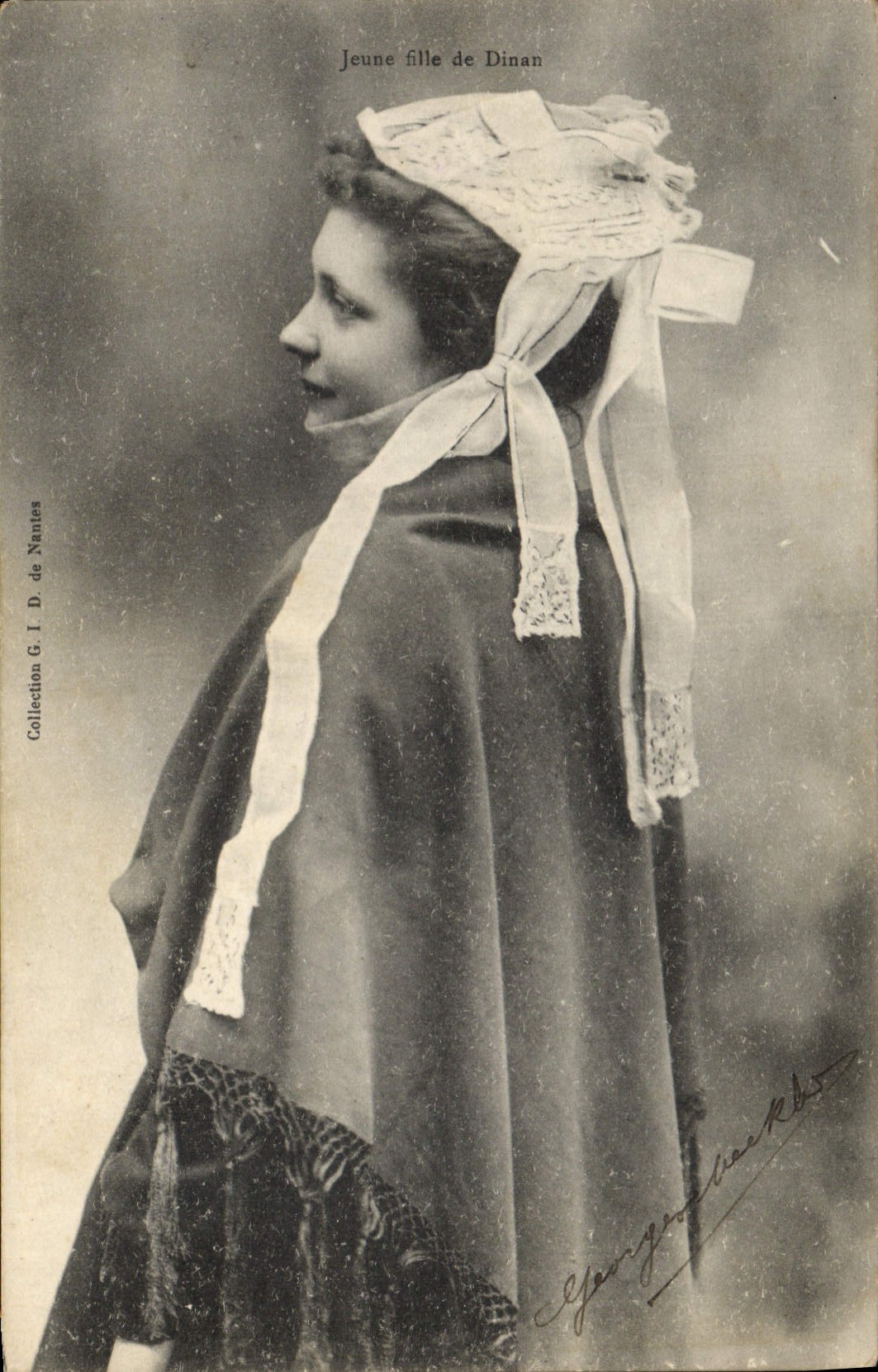 CPA Folklore Jeune fille de Dinan 