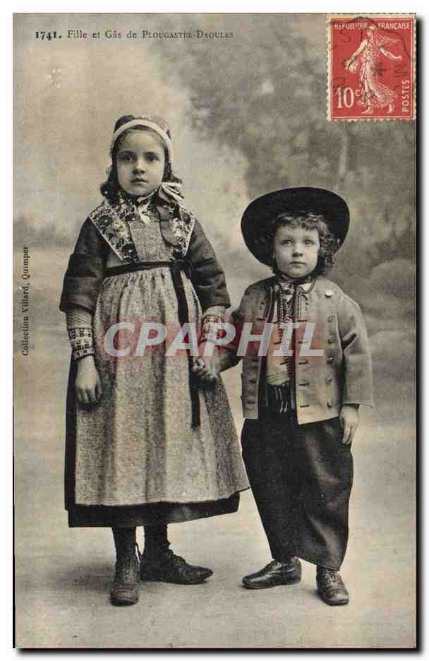 CPA Folklore Fille et Gas de Plougastel Daoulas 