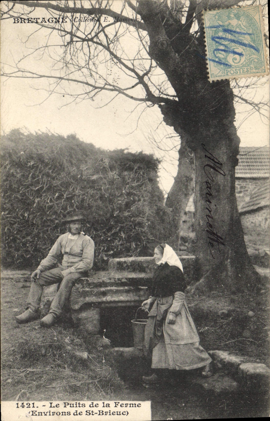 CPA Folklore Le puits de la ferme Environs de St Brieuc 