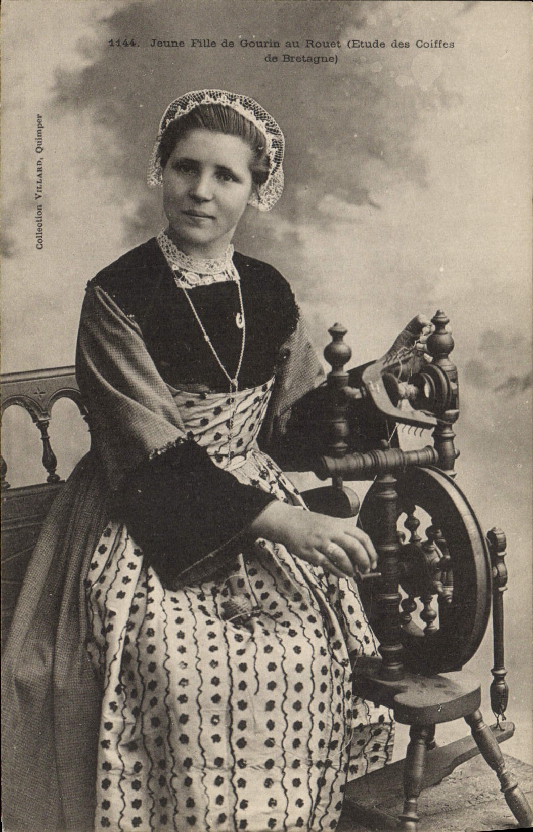 CPA Folklore Jeune fille de Gourin au rouet 