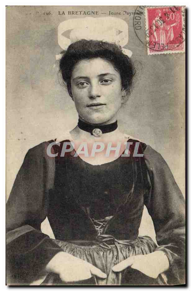 CPA Folklore Jeune paysanne Bretagne 