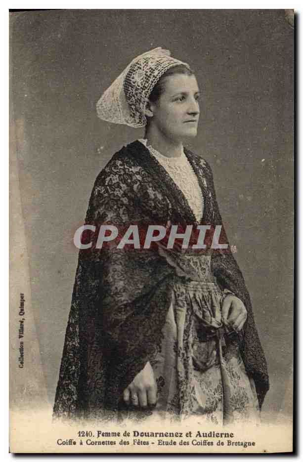 CPA Folklore Femme de Douarnenez et Audierne Coiffe a cornettes des fetes 