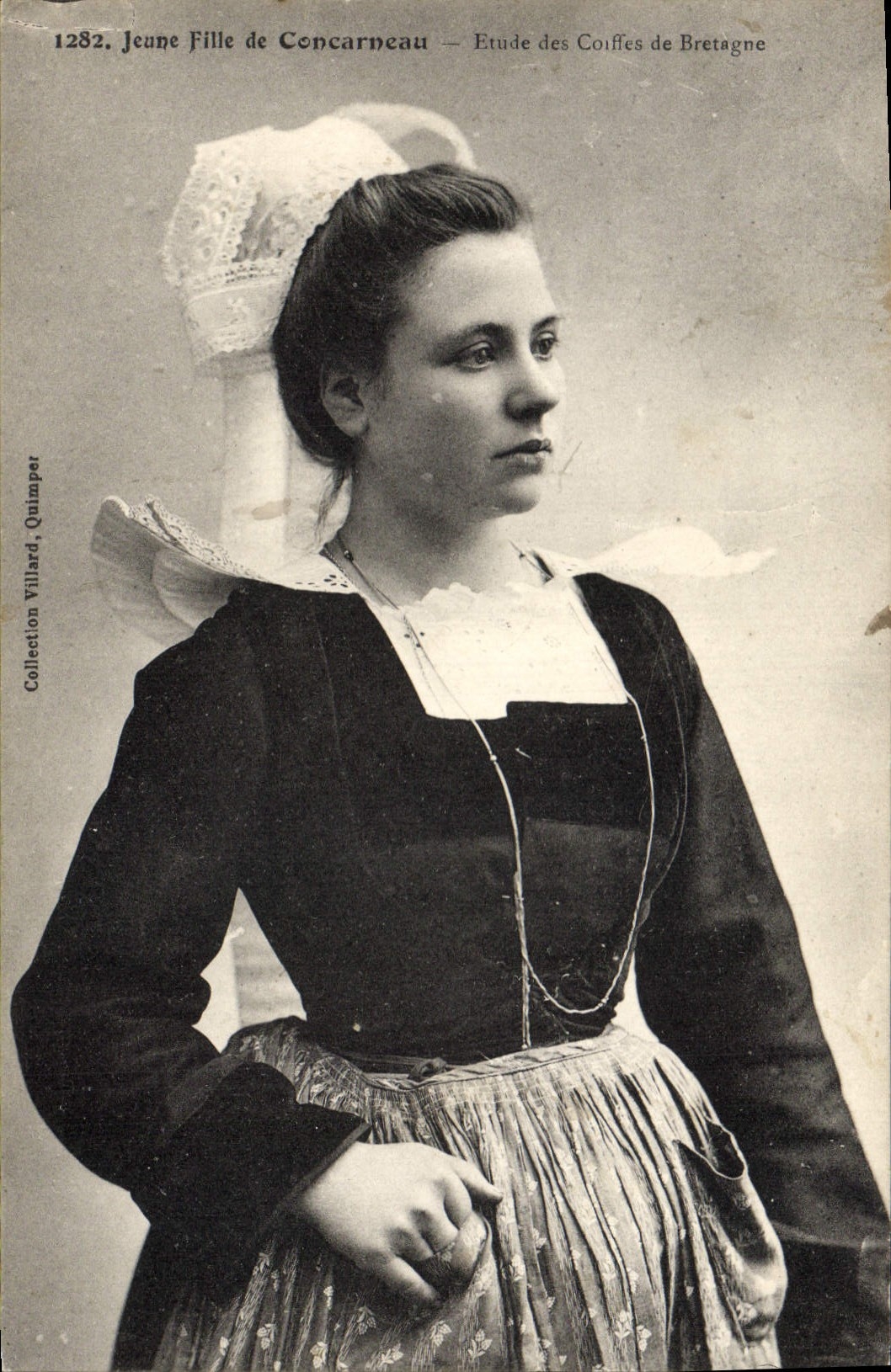 CPA Folklore Jeune fille de Concarneau 