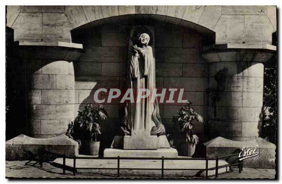 CPM Rouen Statue de Jeanne d'Arc sur l'emplacement du bucher 