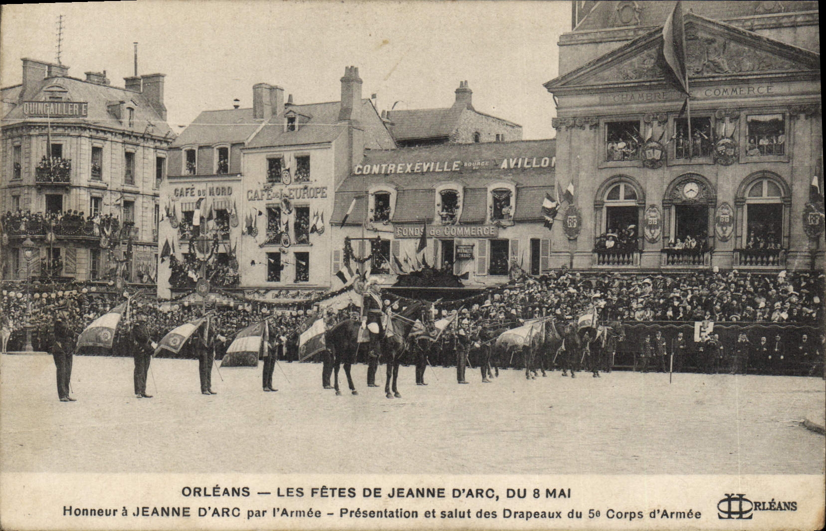CPA Jeanne d'Arc Orleans Les Fetes du 8 Mai Honneur a Jeanne d'Arc par l'armee Presentation et salut des drapeaux du 5eme corps d'armee Militaria 