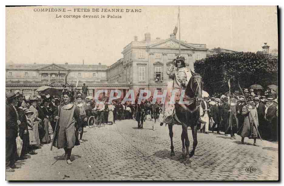 CPA Compiegne Fetes de Jeanne d'Arc Le cortege devant le Palais 