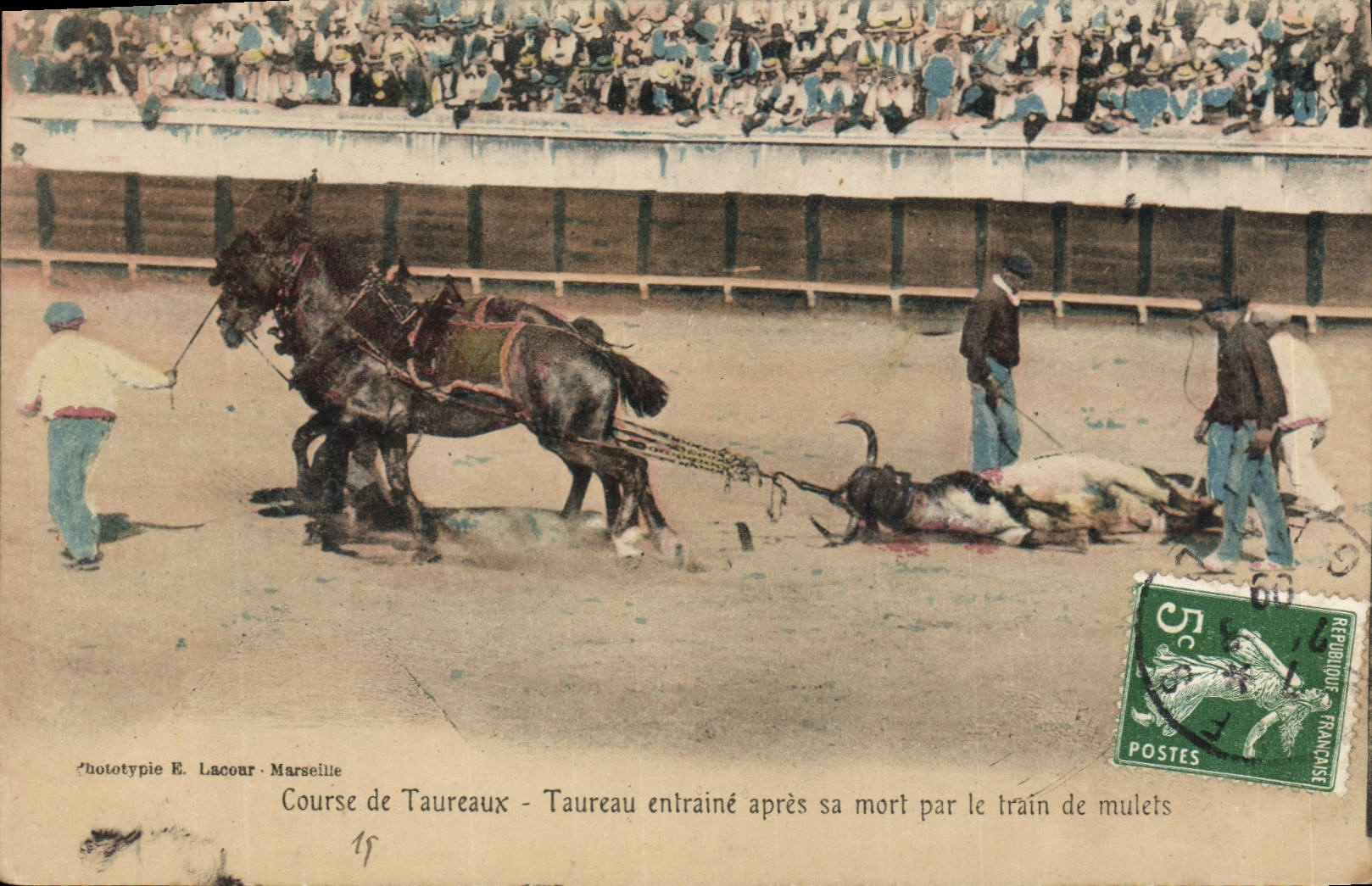 CPA Corrida Course de taureaux Taureau entraine apres sa mort par le train de mulets 