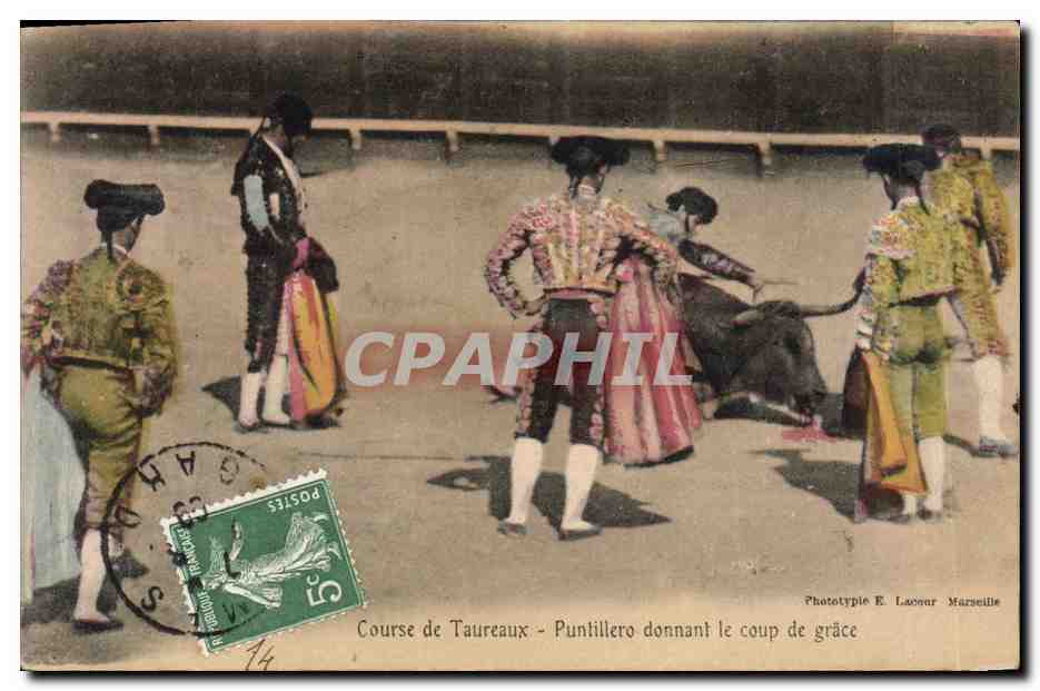 CPA Corrida Course de taureaux Puntillero donnant le coupe de grace 