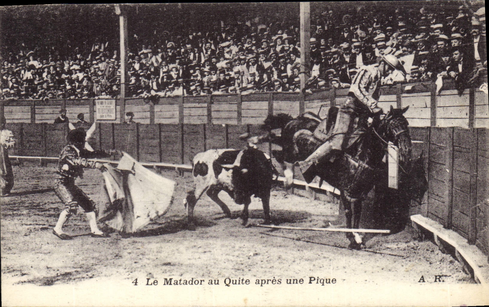 CPA Corrida Course de taureaux Matador au quite apres une pique 