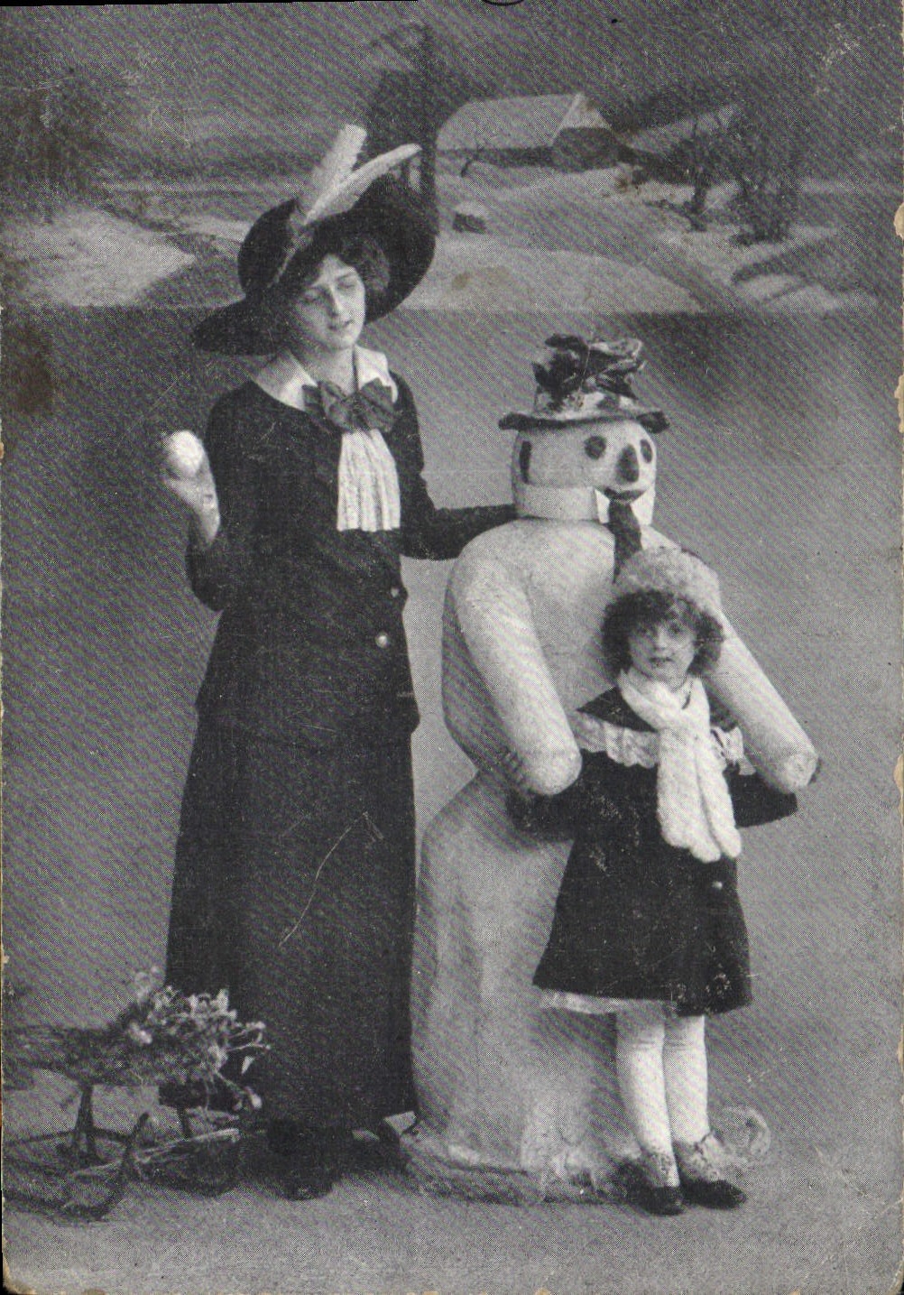 CPA Fantaisie Bonhomme de neige Enfant Femme Luge 
