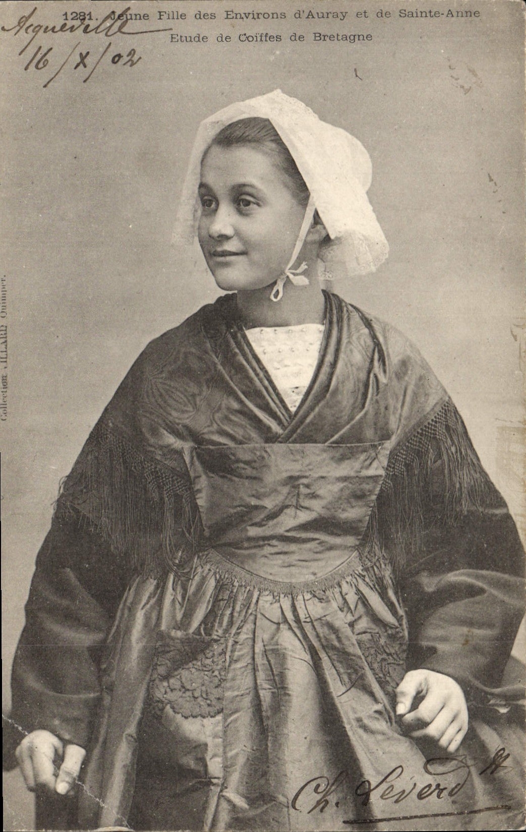 CPA Folklore Jeune fille des environs d'Auray et de Sainte Anne 
